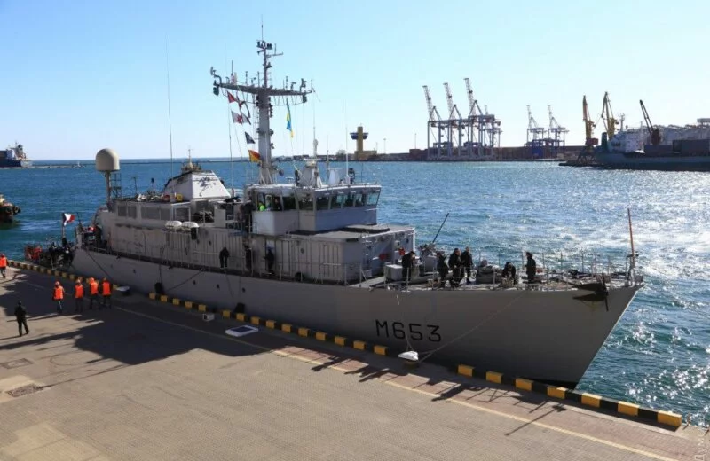 Le chasseur de mines Capricorne dans le port d'Odessa