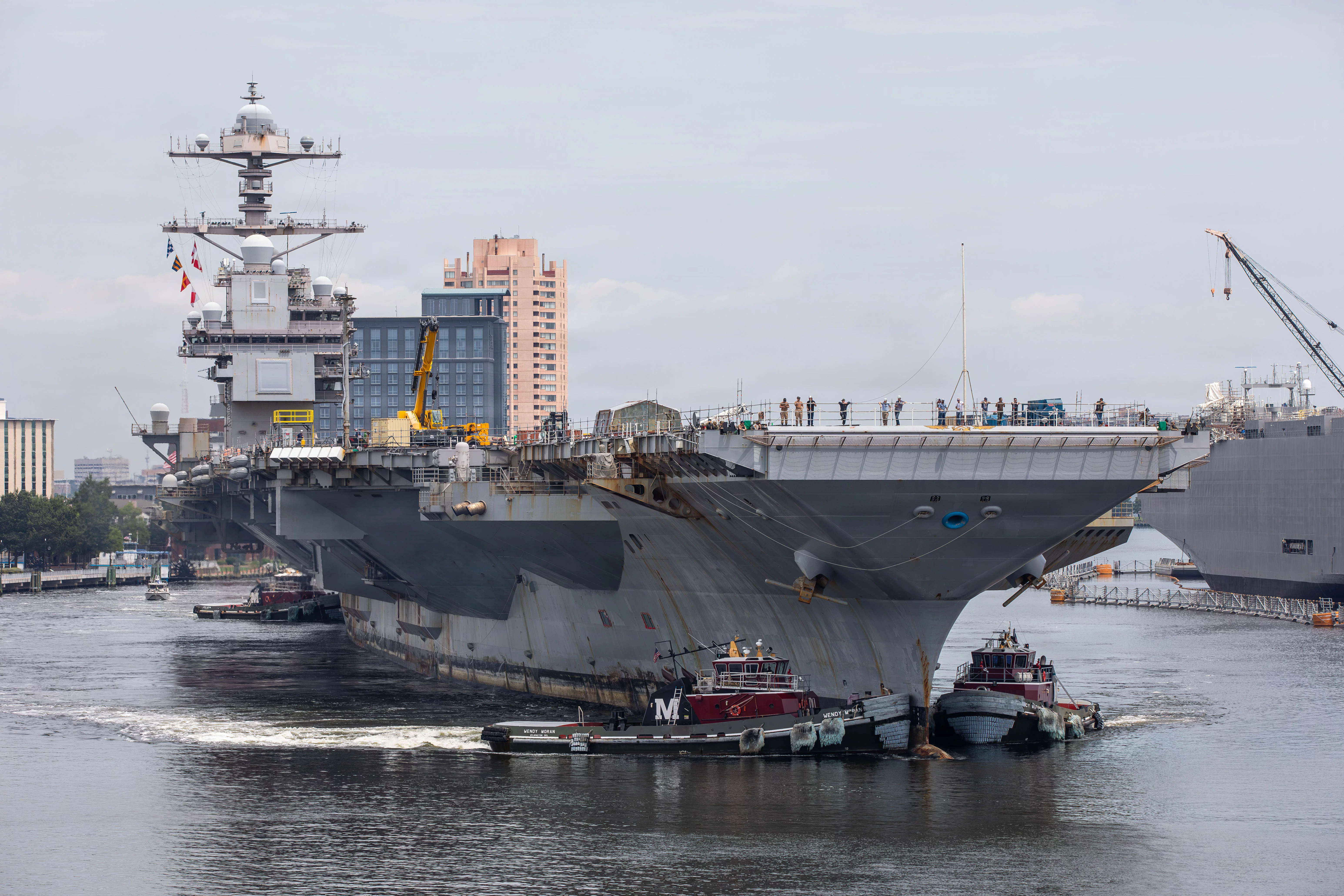 Le porte-avions USS Gerald R. Ford arrive au chantier naval de Norfolk (Virginie)