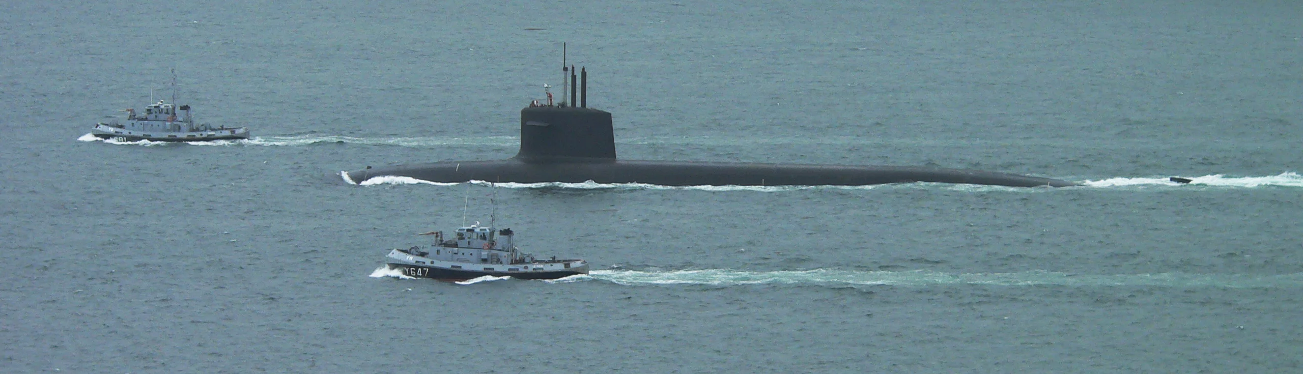 Le Terrible en surface dans le goulet de Brest