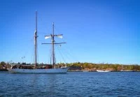 La goélette Belle Poule accoste dans le port de Kiel