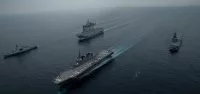 Les bâtiments des marines américaine, française, japonaise et australienne naviguent en formation