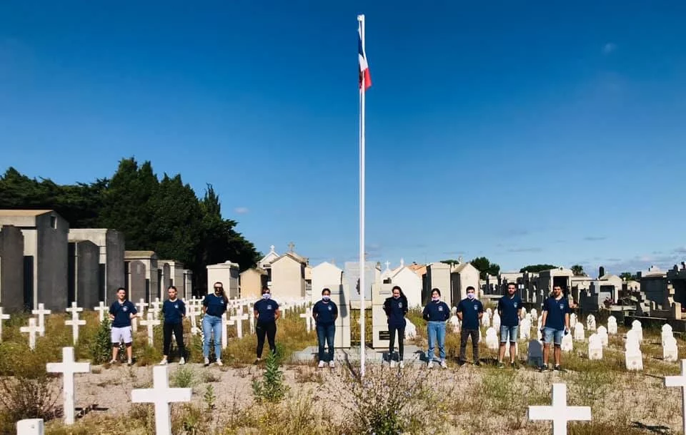 Un des quatre carrés militaires de Perpignan avant nettoyage