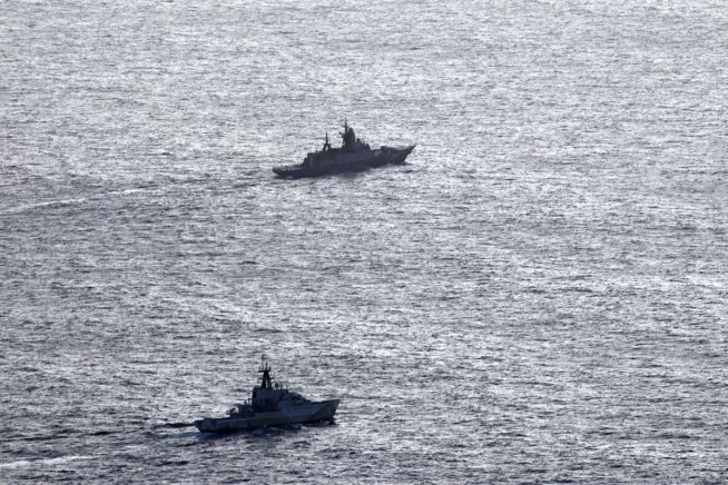 Le patrouilleur britannique HMS Severn piste la corvette russe RFN Stoikiy