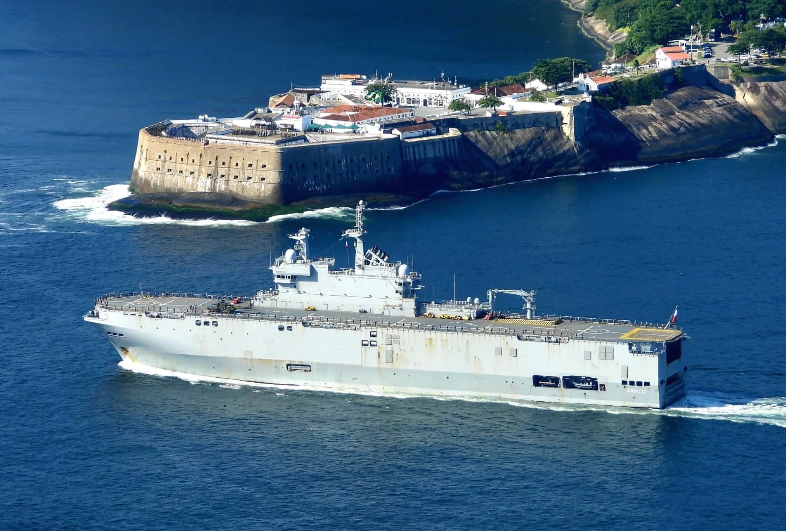 Le porte-hélicoptères Dixmude arrive à Rio de Janeiro (Brésil)
