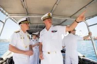 le contre-amiral Geoffroy d’Andigné et le vice-amiral Karl Thomas, commandant de la 7ème flotte des Etats-Unis