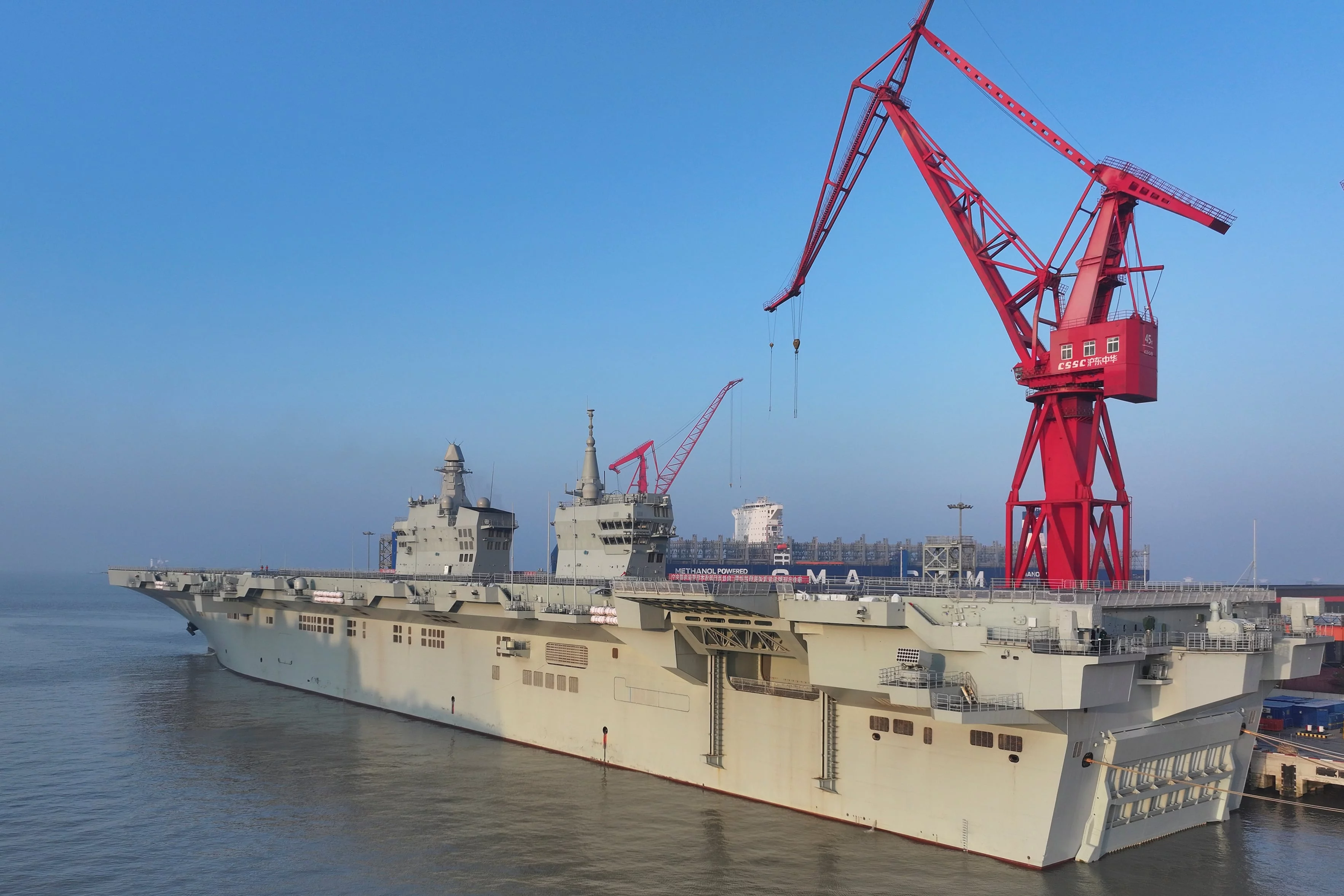 Le navire d’assaut amphibie chinois Sichuan