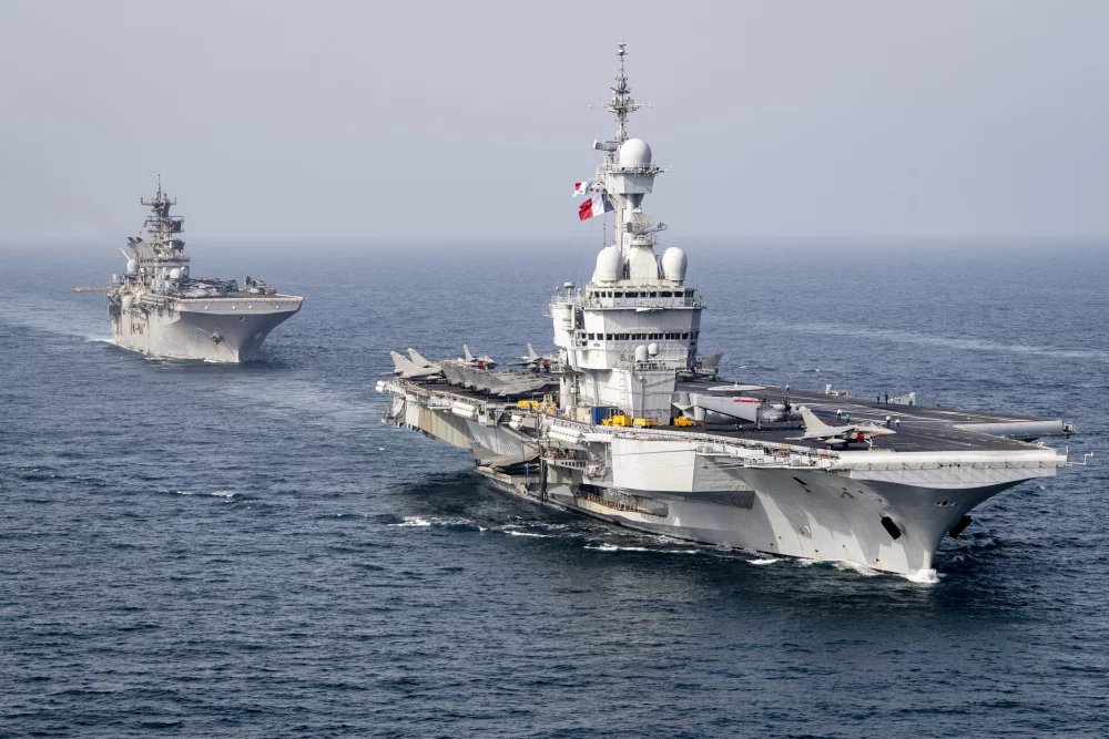 Le porte-avions Charles de Gaulle et le bâtiment apmhibie américain Makin Island
