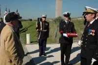 L'amiral Pierre-Francois Forissier décore des anciens combattants américains