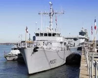 Le chasseur de mines Sagittaire dans le port de Portsmouth