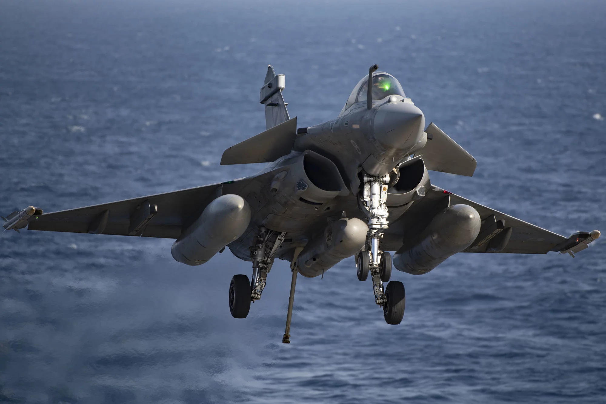 Un Rafale Marine, équipé d'un pod Reco NG