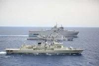 Le BPC Tonnerre et la frégate Georges Leygues croisent le navire-amiral de l’opération Atalante, la frégate portugaise Alvares Cabral