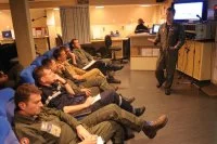 Le Cmdr. Michael Sweeney briefe les officiers de la marine nationale sur les exercices communs