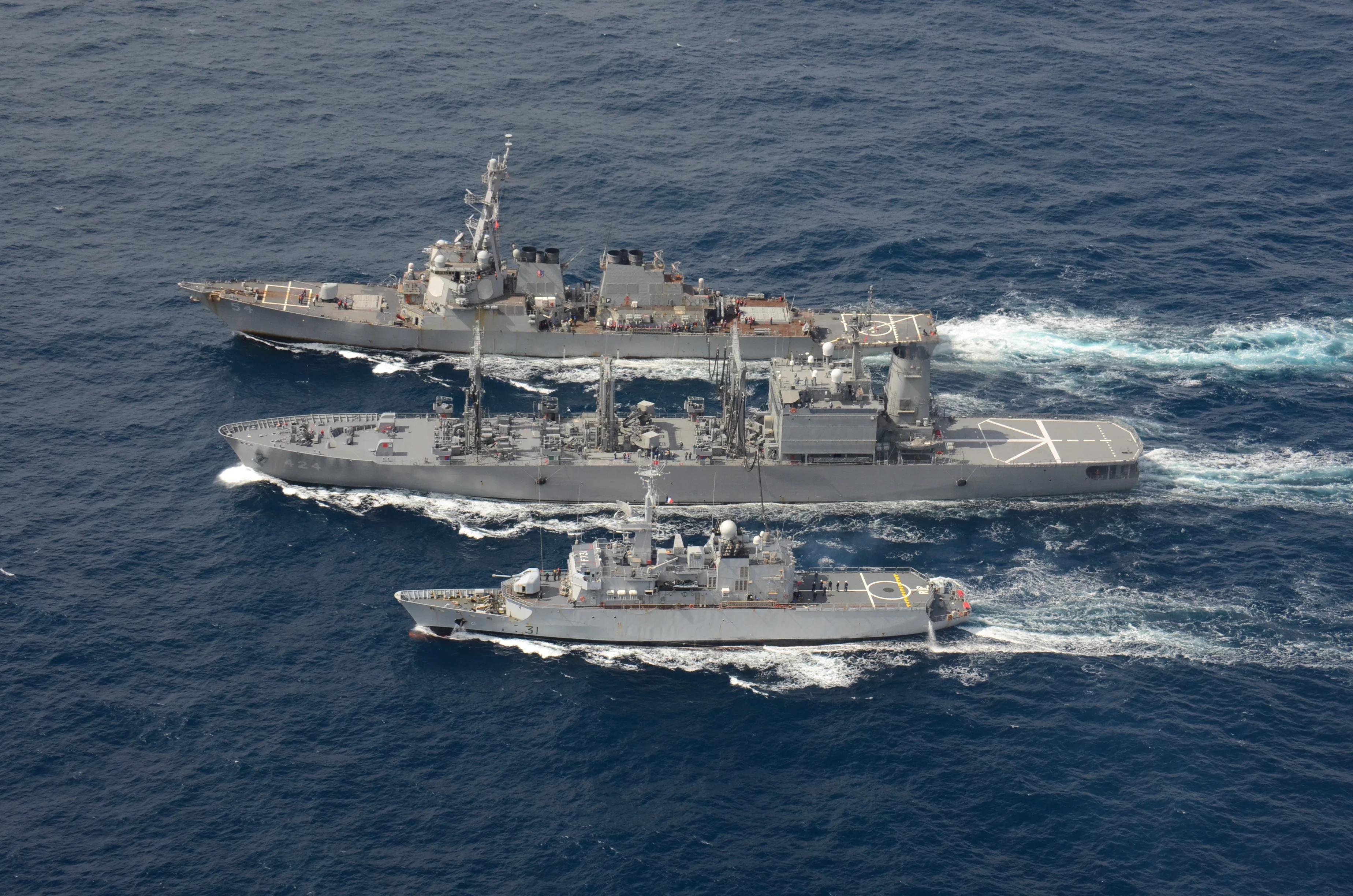 La frégate Prairial et le destroyer USS Curtis Wilbur se ravitaillent auprès du pétrolier japonais JS Hamana