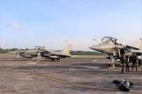 Trois chasseurs Rafale Marine sur la base aérienne singapourienne de Paya Lebar