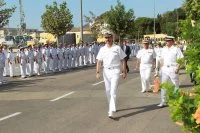 Le roi Philippe VI d'Espagne passe le personnel de la base sous-marine de Carthagène en revue