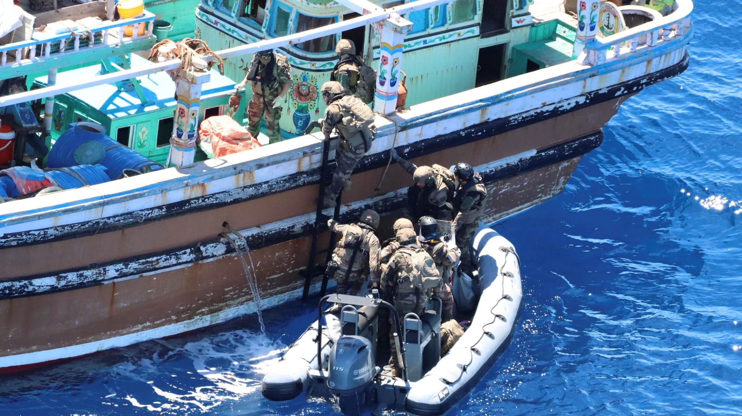 L'équipe de visite d'un bâtiment de la marine nationale aborde un bateau de pêche en océan Indien