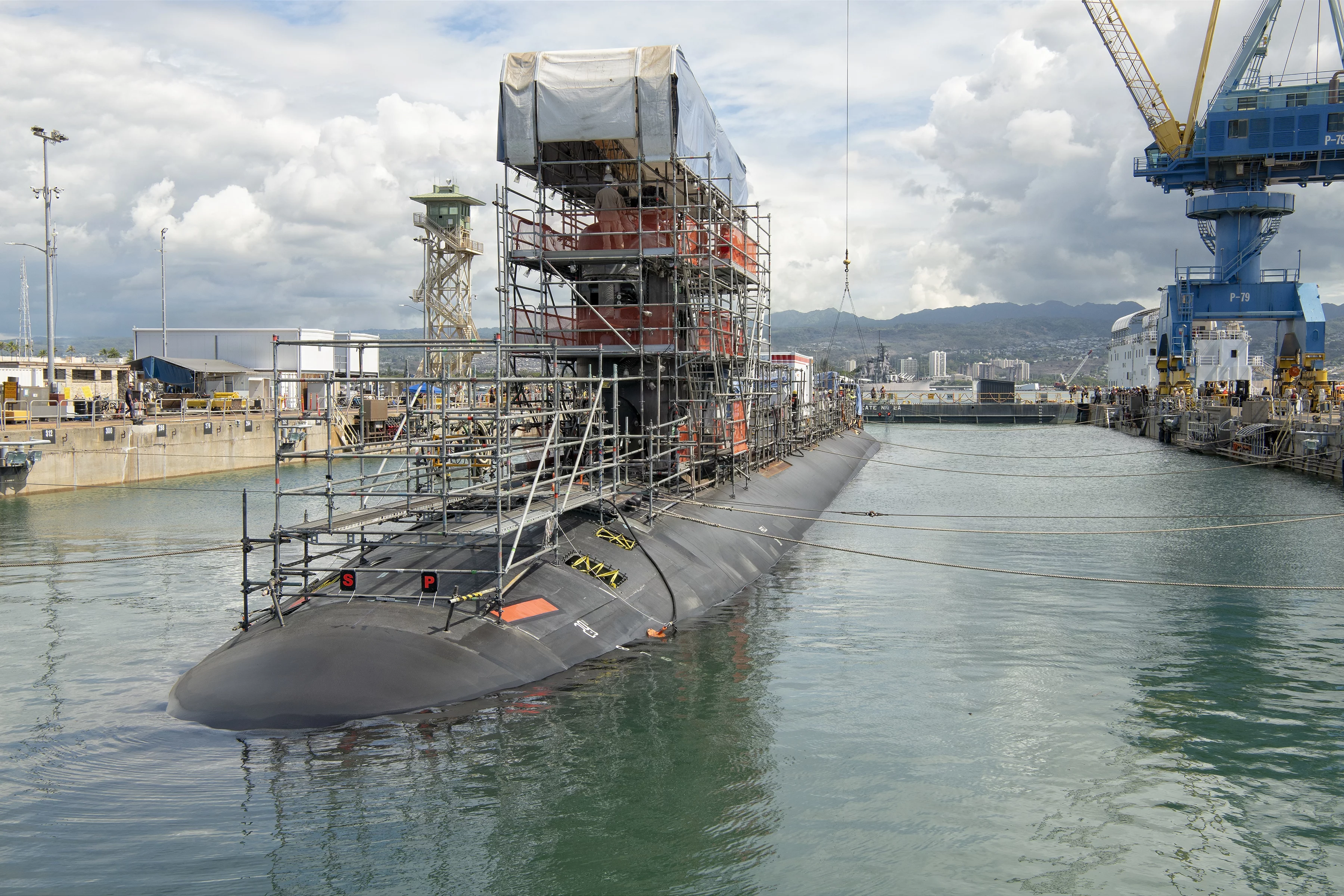 Le sous-marin nnucléaire d'attaque USS Colorado dans un bassin de la base d'Hawaï