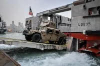 Un engin de l'armée de terre débarque d'un EDAR