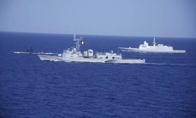 La frégate égyptienne Tayha Misr, un sous-marin U-209/1400 et la frégate Latouche-Tréville
