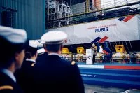 Le sous-marin nucléaire d’attaque (SNA) Rubis transféré sur le dispositif de mise à l’eau