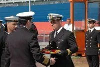 Le nouveau commandant reçoit le pavillon devant être hissé