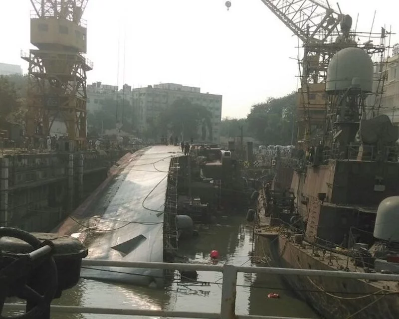 La frégate indienne INS Betwa a chaviré lors de sa sortie de bassin