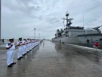 La frégate Prairial accueillie par des marins philippins dans le port de Cebu