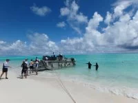 Débarquement du ravitaillement destiné au détachement de l'île Juan de Nova