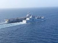 Le BRF Jacques Chevallier ravitaille le porte-avions Charles de Gaulle