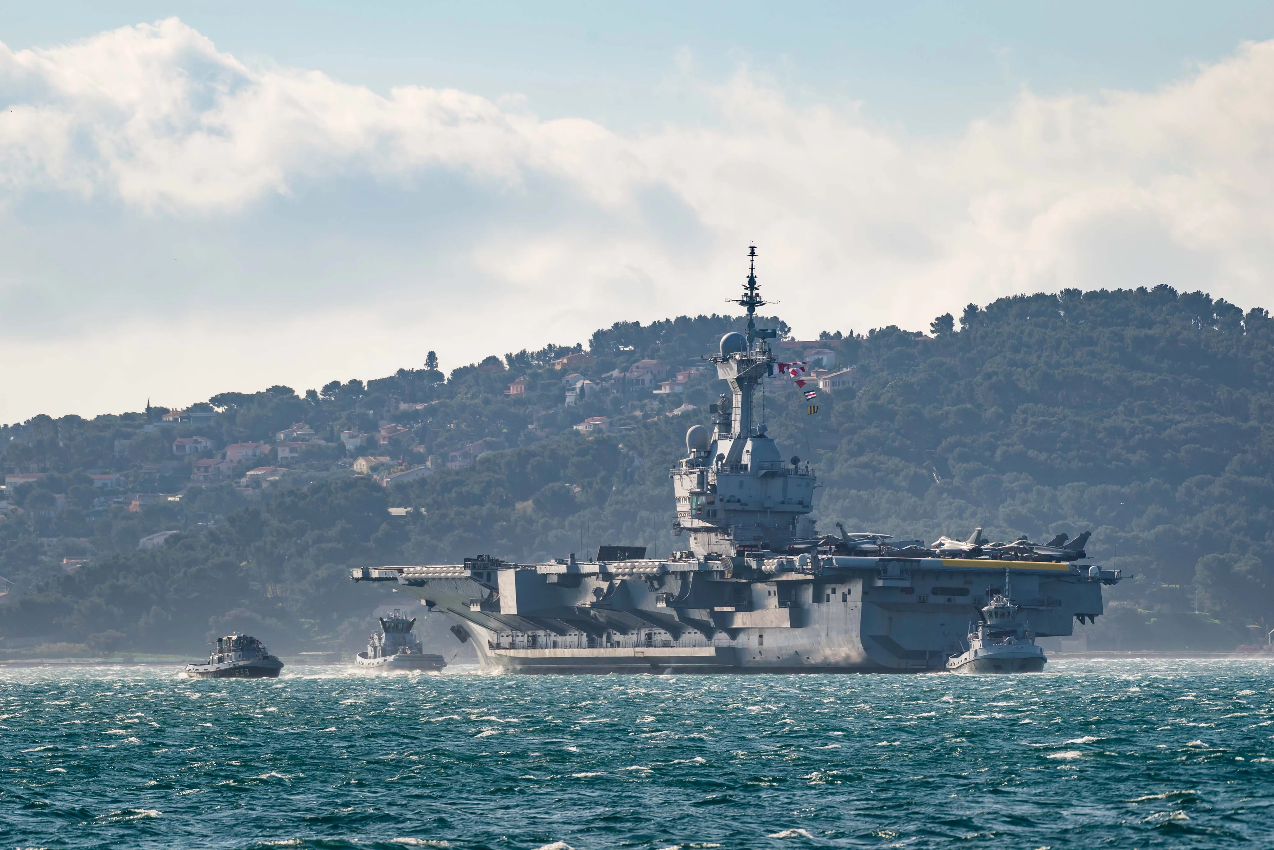Le porte-avions Charles-de-Gaulle appareille de Toulon