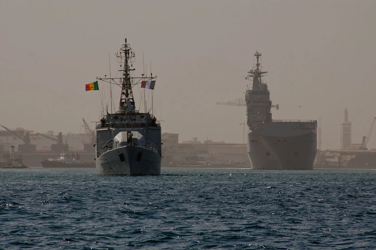 Le BPC Dixmude transite escorté par le LV Le Hénaff