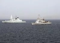 La frégate Cassard navigue aux côtés d’une frégate britannique