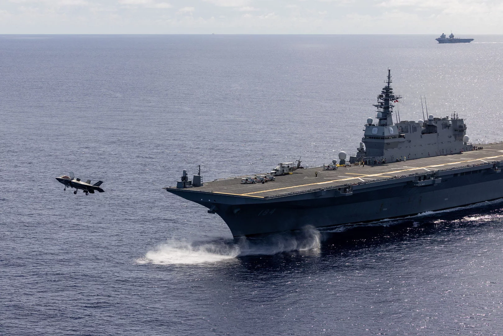Un chasseur F-35B britannique décolle du navire japonais Kaga