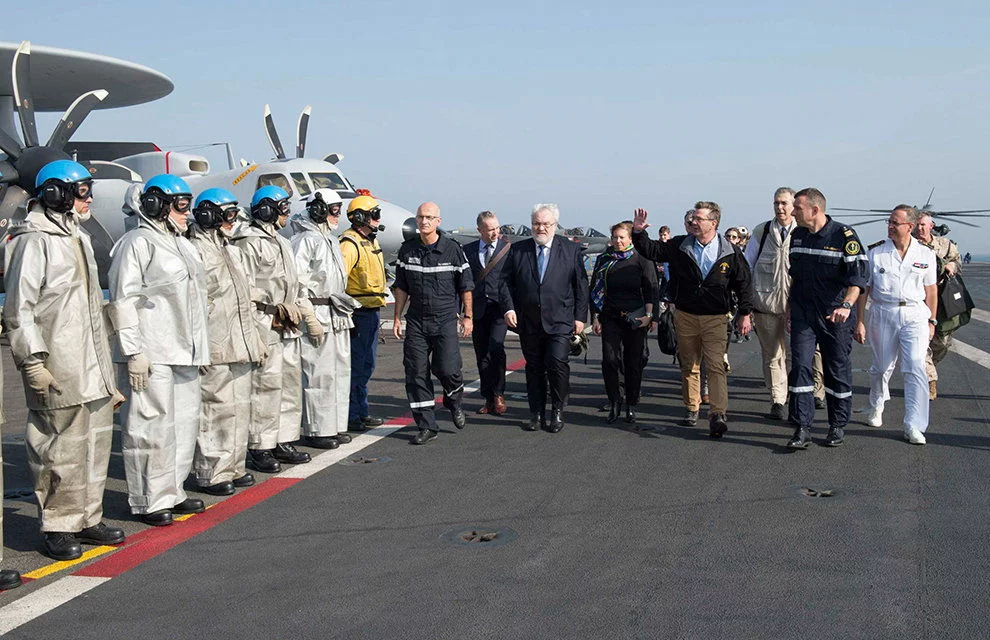 Le secrétaire américain à la Défense sur le porte-avions Charles de Gaulle