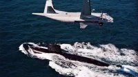 Un avion de patrouille maritime ATL-2 survole un sous-marin