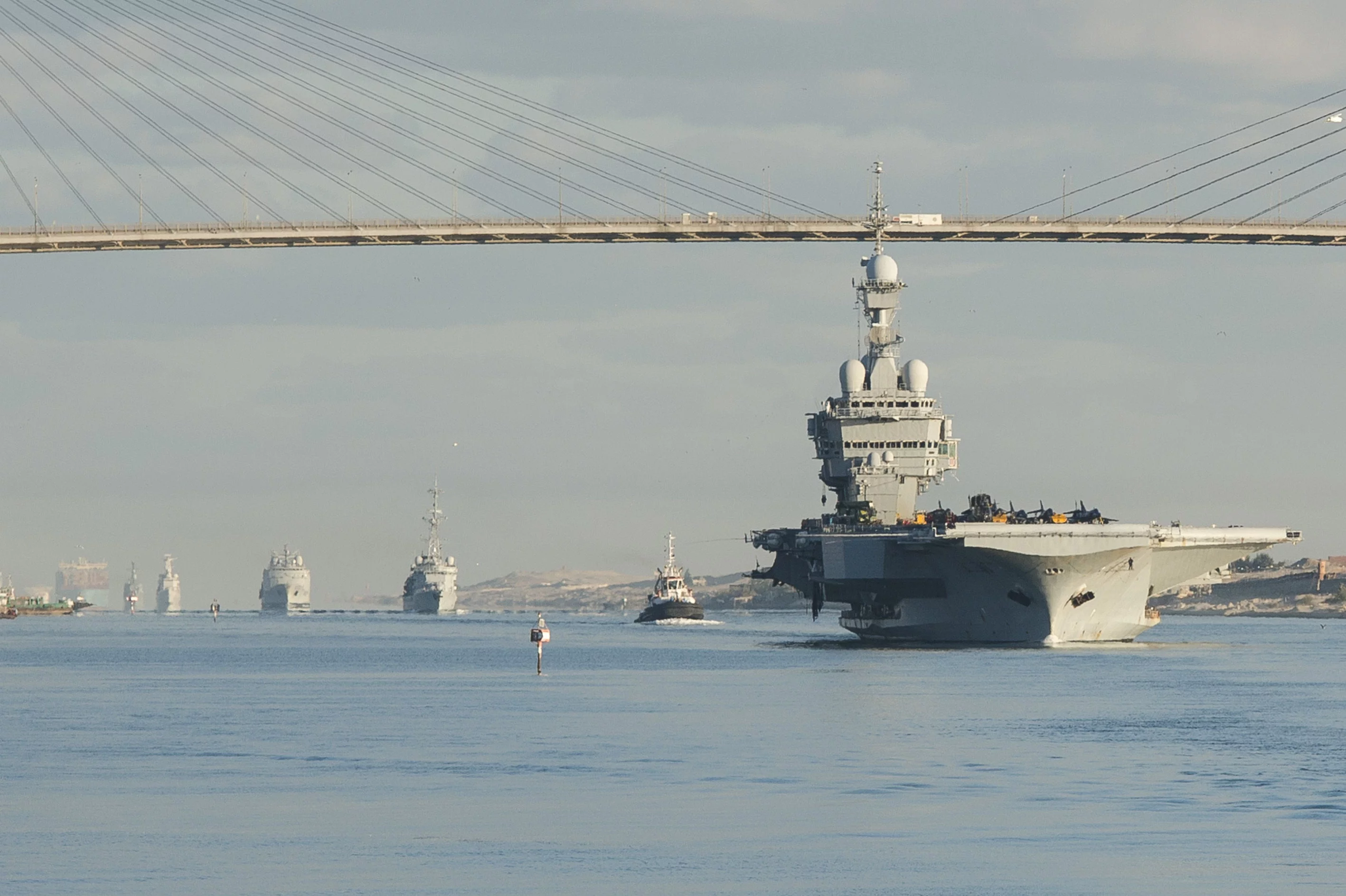 Le Charles-de-Gaulle franchit le canal de Suez