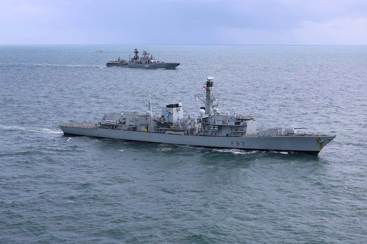 Le destroyer britannique HMS St Albans surveille le bâtiment russe Admiral Levchenko
