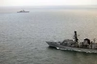 La frégate britannique HMS Somerset et la corvette russe Soobrazitelny
