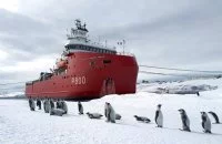 Le patrouilleur polaire L’Astrolabe accosté à la banquise