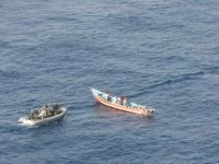 L'équipe de visite s'approche du skiff des pirates