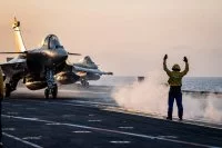 Un Rafale Marine décolle depuis le pont du Charles de Gaulle