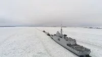 La frégate Aquitaine dans les glaces au large de la Finlande