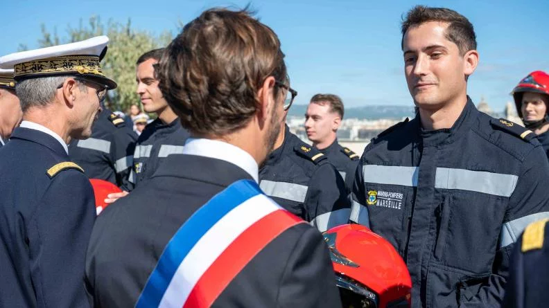 M. Arnaud Drouot, adjoint au maire de Marseille remet son casque rouge à un élève officier
