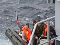 Le zodiac de l'aviso Commandant Birot récupère les 2 naufragés
