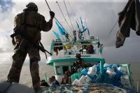 Une tapouille brésilienne escortée vers un port guyanais