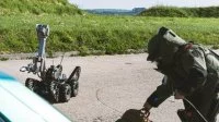 Un plongeur-démineur portant une tenue de protection contre les projections d’éclats