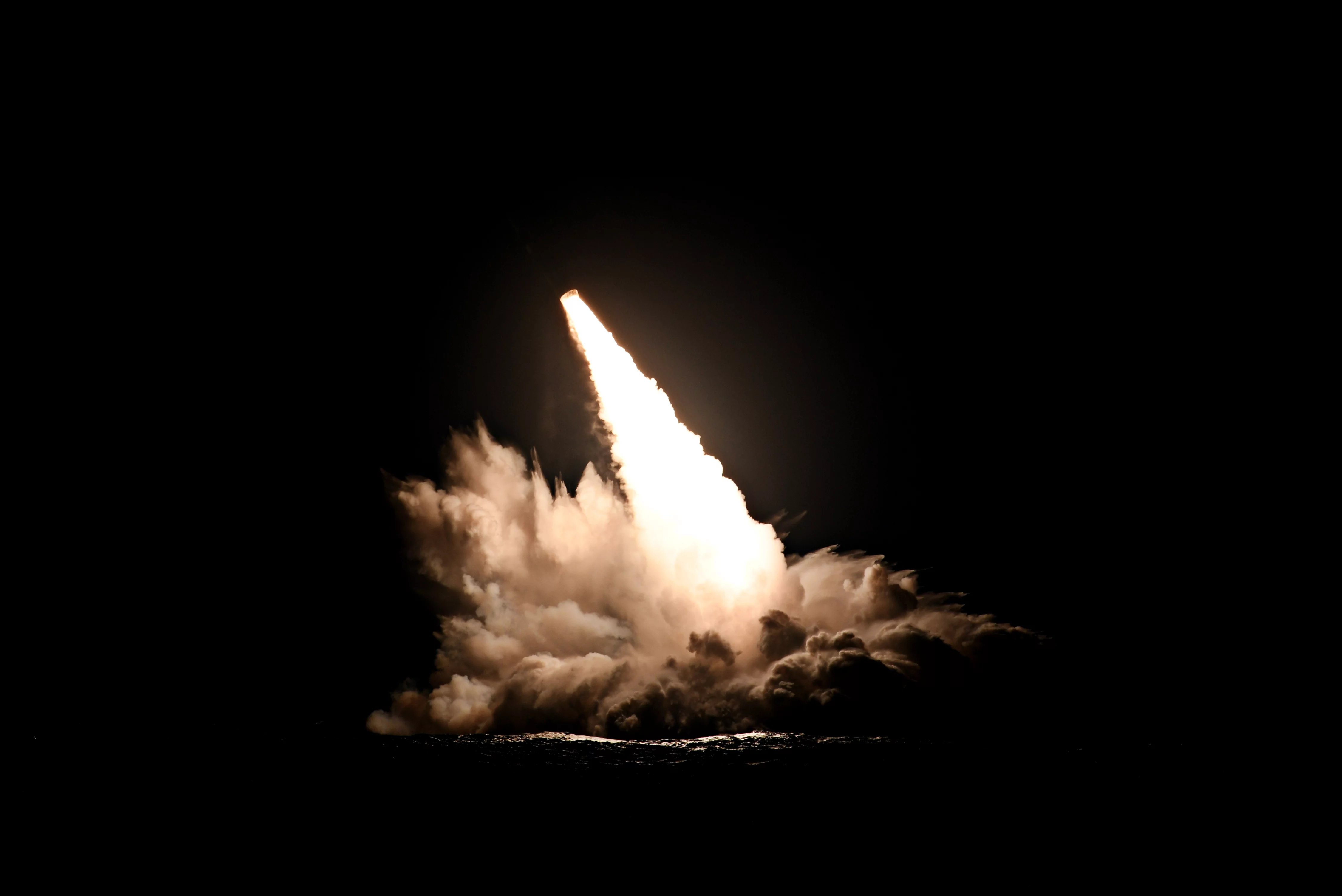 Un sous-marin américain lance un missile Trident 2D5 non armé