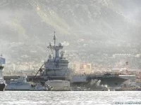 Le Charles de Gaulle entre au bassin