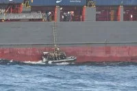 L'équipe de visite d'un bâtiment de la marine nationale effectue une approche amicale