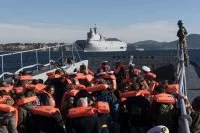 Les écoliers sont amenés par chaland de transport maritime (CTM) sur le BPC Dixmude